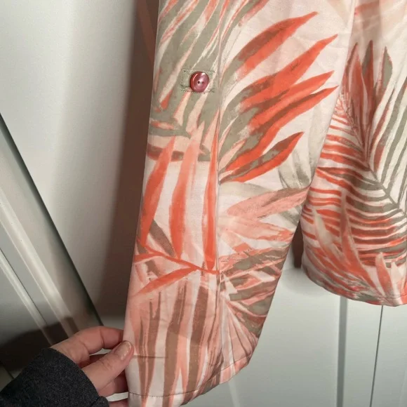 FINAL SALE Chico's Tropical Leaf Print Roll Tab Button Down Top Shirt Large 2 - Picture 2 of 6